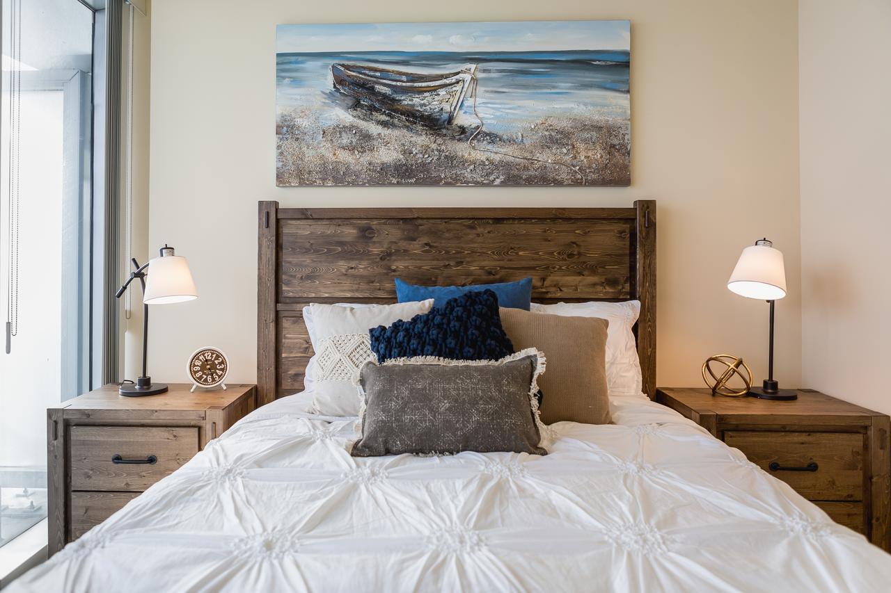 Upscale 3-Bedroom With Gorgeous Lake View Toronto Esterno foto